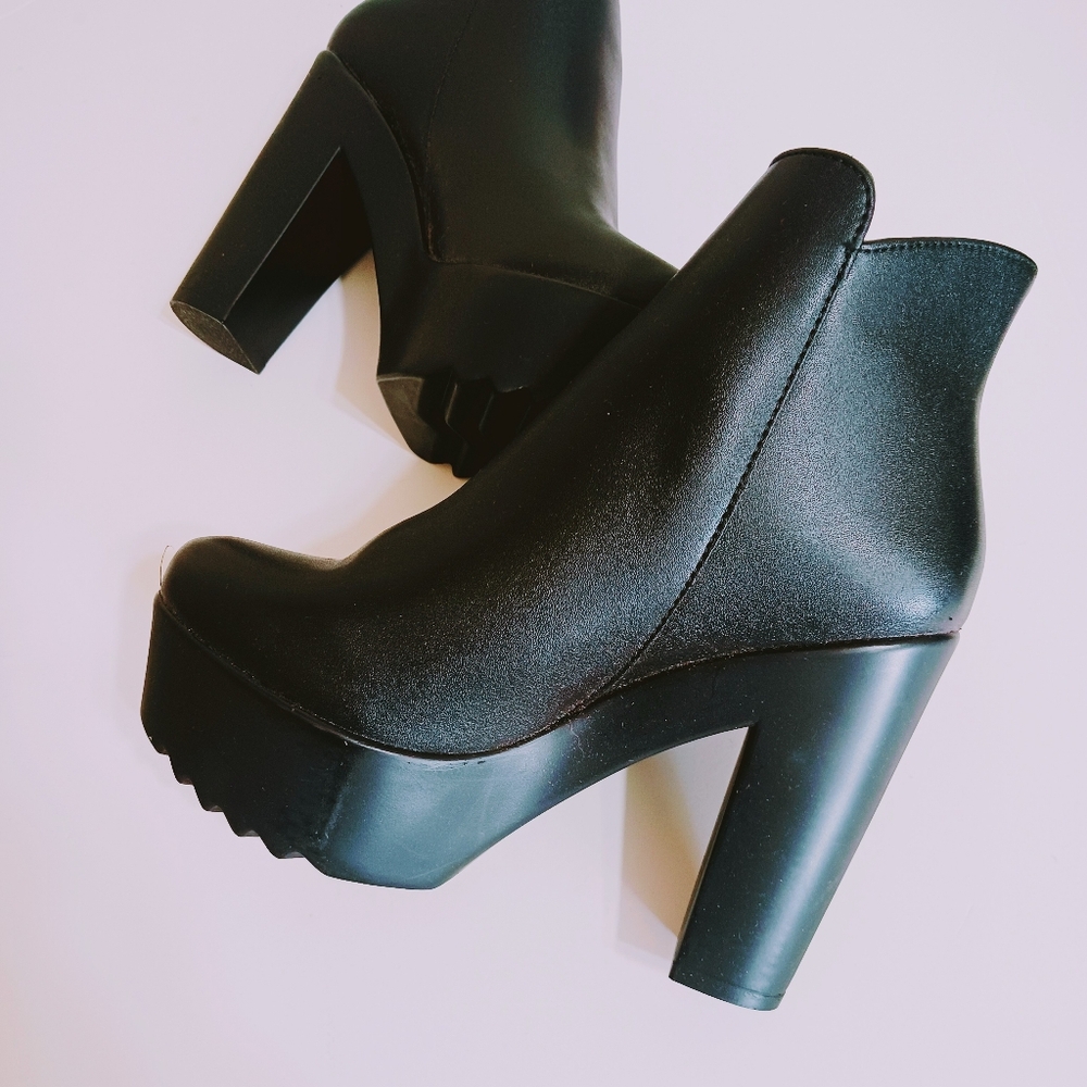 ANDREA FENZI Black Platform Ankle Boots with Gold Zipper Accent - Picture 2 of 8